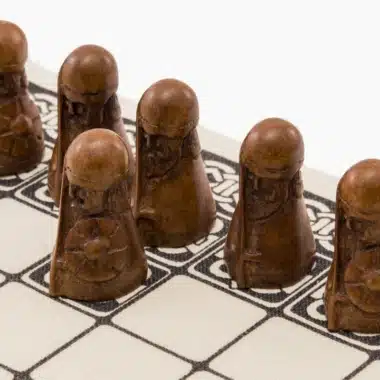 Detailansicht der braunen Wikingerfiguren aus Kunstharz auf dem Leinenbrett