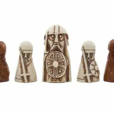 Detail der Harzfiguren des Wikingerspiels Hnefetafl, König in der Mitte