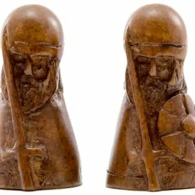 Zwei Ansichten einer braunen Harzfigur des Wikingerspiels Hnefetafl