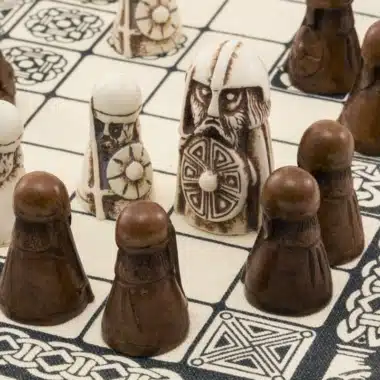 Wikingerfiguren im Einsatz auf dem mit keltischen Mustern verzierten Leinenbrett
