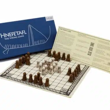Wikingerspiel Hnefetafl mit ausgebreitetem Leinenbrett und illustrierter Box