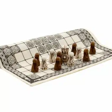 Aufgerolltes Leinenbrett Hnefetafl mit Harzfiguren in der Mitte aufgestellt