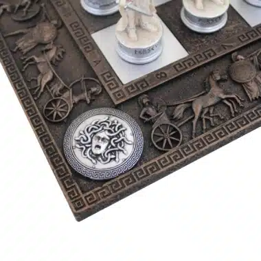 Handbemaltes Schachspiel Griechische Mythologie und Griechisches Schachbrett Schwarz und Weiß – Bild 11