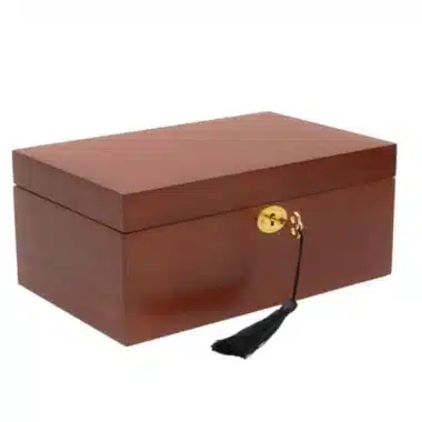 Geschlossene Mahagoni-Aufbewahrungsbox, Außenansicht mit hängendem Schlüssel