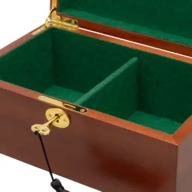 Detail des goldenen Schlosses und Schlüssels der Mahagoni-Aufbewahrungsbox
