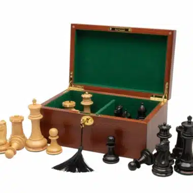 Mahagoni-Aufbewahrungsbox mit darum angeordneten Schachfiguren
