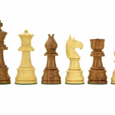 Schachfiguren aus Sheesham- und Buchsbaumholz nach Größe aufgereiht