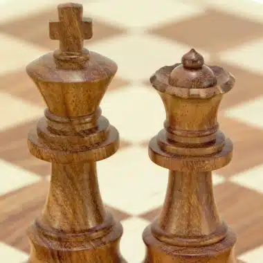 König und Dame aus Sheesham-Holz in Nahaufnahme auf dem Schachbrett