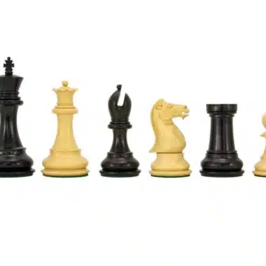 Staunton-Schachfiguren aus Buchsbaum und Ebenholz paarweise aufgereiht