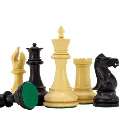 Schachfiguren aus Buchsbaum und Ebenholz mit sichtbarem grünem Filzboden