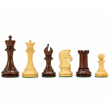 Schachspiel Eminence: Figuren aus Rosenholz und Buchsbaum aufgereiht