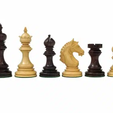 Schachspiel aus Buchsbaum und Rosenholz, Figuren nebeneinander aufgereiht