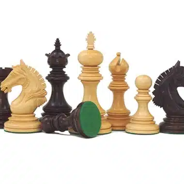 Schachfiguren aus Buchsbaum und Rosenholz, Detail des grünen Filzes unter dem König
