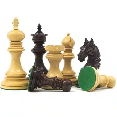 Schachfiguren aus Buchsbaum und Rosenholz, liegender König mit Filzsockel sichtbar