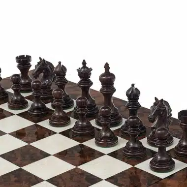 Schachspiel aus Buchsbaum und Rosenholz, dunkle Figuren auf dem Schachbrett aufgestellt