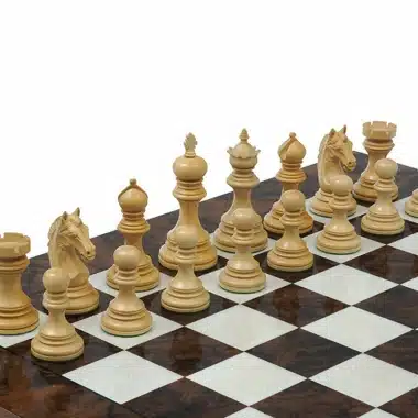 Schachspiel aus Buchsbaum und Rosenholz, helle Figuren auf dem Schachbrett aufgestellt