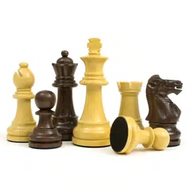Schachfiguren aus Rosenholz und Buchsbaum gruppiert, König in der Mitte
