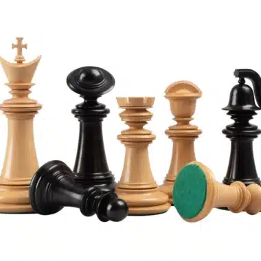Figuren des Staunton-Schachspiels, König und Turm liegend am Boden