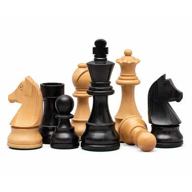 Schachfiguren aus Buchsbaum und ebonisiertem Buchsbaum gruppiert, detaillierte Gesamtansicht