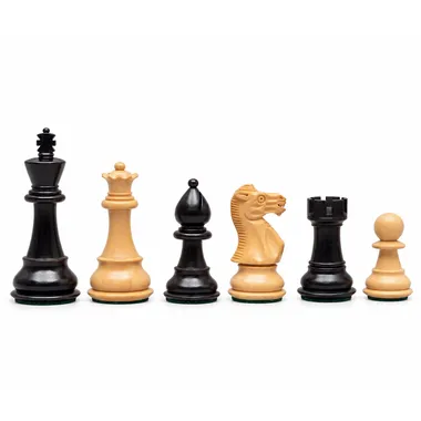 Staunton-Schachfiguren aus natürlichem und ebonisiertem Buchsbaum aufgereiht