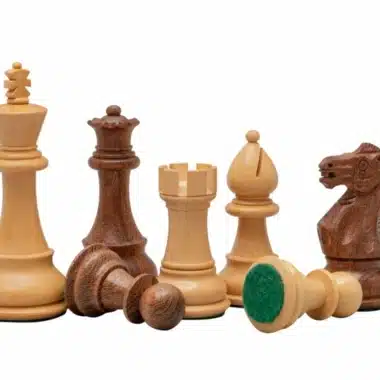 Staunton-Schachfiguren aus Akazie und Buchsbaum, einige liegend