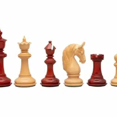 Schachfiguren aus Padouk- und Buchsbaumholz paarweise aufgereiht, Vorderansicht
