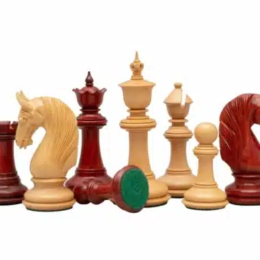 Schachfiguren aus Padouk- und Buchsbaumholz unordentlich gruppiert