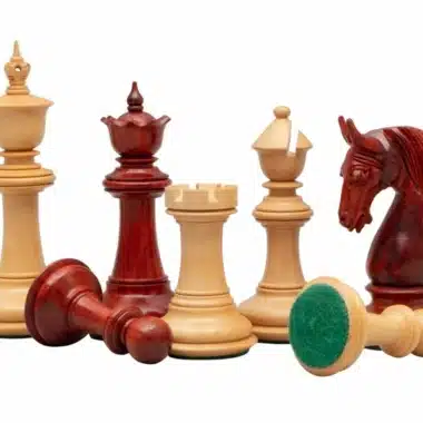 Detail der Schachfiguren aus Padouk- und Buchsbaumholz, Filzsockel sichtbar