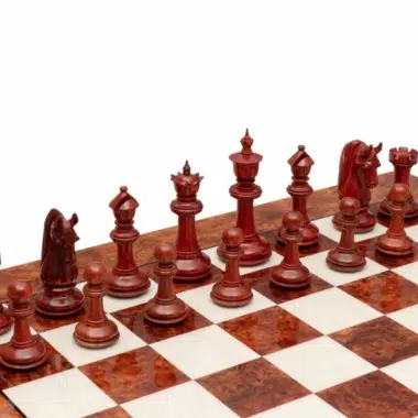 Schachbrett mit Padouk-Figuren in Reihen aufgestellt, Perspektivansicht
