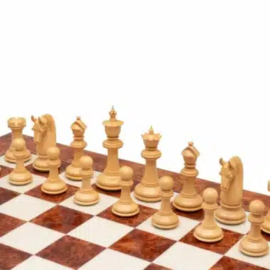 Schachbrett mit hellen Buchsbaumfiguren in Aufstellung, Nahaufnahme