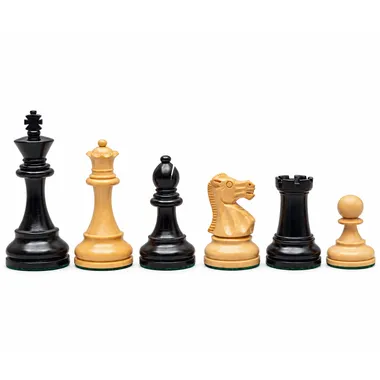 Schachfiguren aufgereiht aus natürlichem und schwarz gebeiztem Buchsbaum
