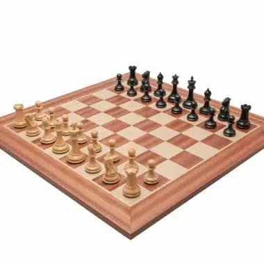 Schachspiel Souverain Staunton in Startaufstellung auf Mahagoni-Schachbrett