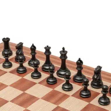 Schwarze ebonisierte Buchsbaumfiguren des Souverain Staunton auf dem Brett aufgereiht