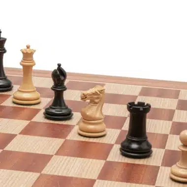 Detailansicht der hellen und schwarzen Figuren des Souverain Staunton gegenüber auf dem Brett