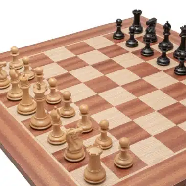 Schachspiel Souverain Staunton in Ausgangsstellung auf Mahagoni-Schachbrett