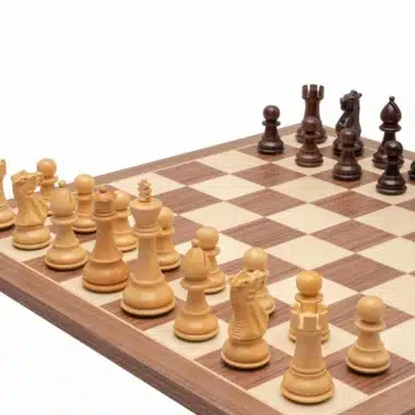 Schachspiel Classic Staunton de Luxe in Spielposition, Diagonalansicht auf dem Brett