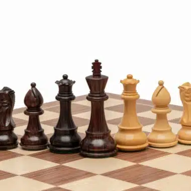 Figuren des Classic Staunton de Luxe gegenüber aufgereiht, Könige und Damen in der Mitte