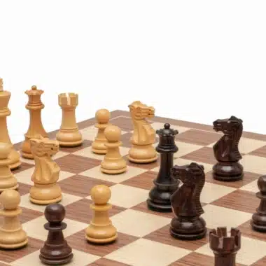 Figuren des Classic Staunton de Luxe in einer Mittelspielstellung auf dem Schachbrett