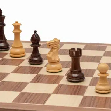 Figuren aus Akazie und Buchsbaum auf dem Schachbrett aus Rosenholz und Nussbaum