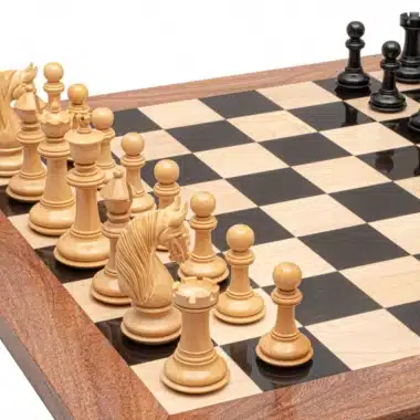 Schachspiel Braise Noire mitten im Spiel auf dem Akazienbrett