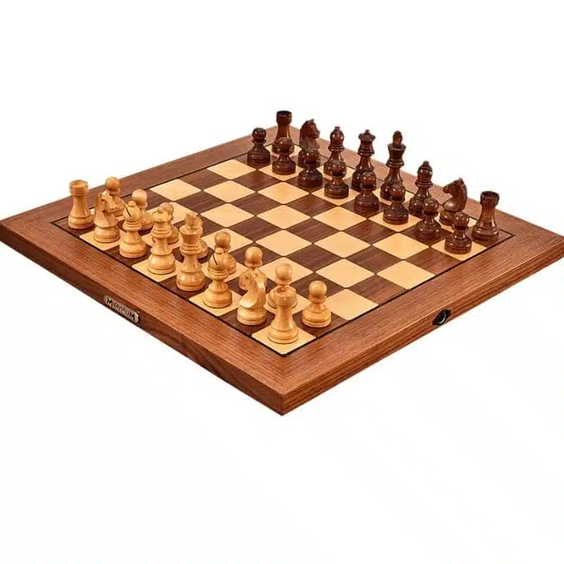 Elektronisches Holzschachspiel, Brett und Figuren in Ausgangsstellung