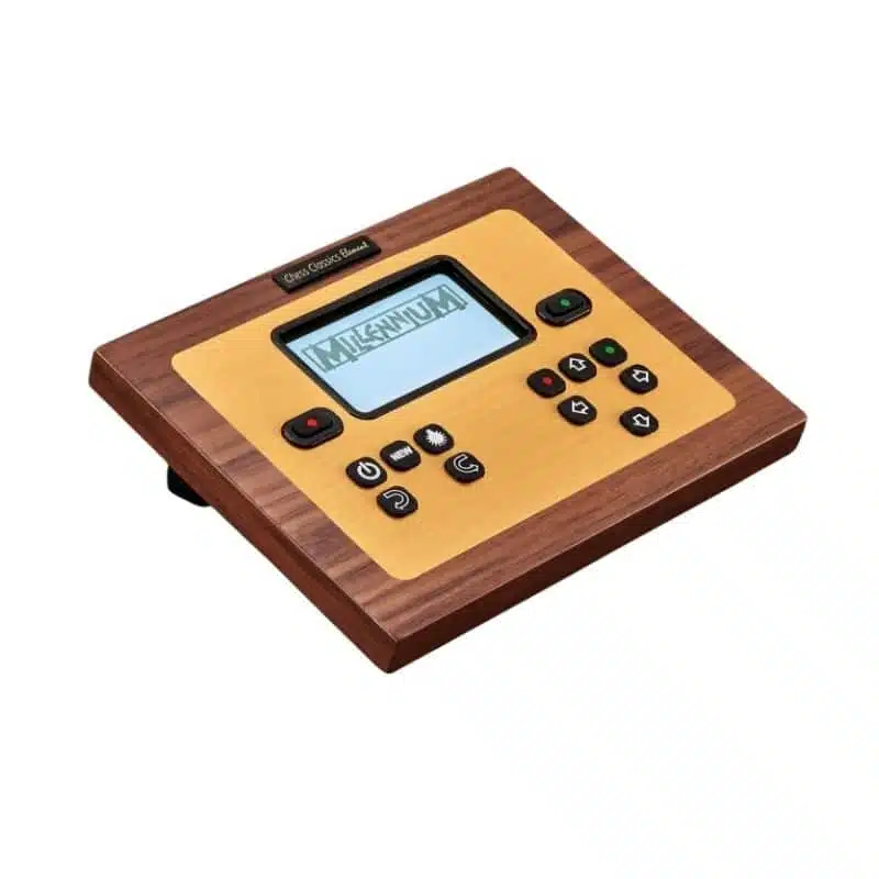 Elektronische ChessGenius-Konsole auf ihrem Ständer, Seitenansicht