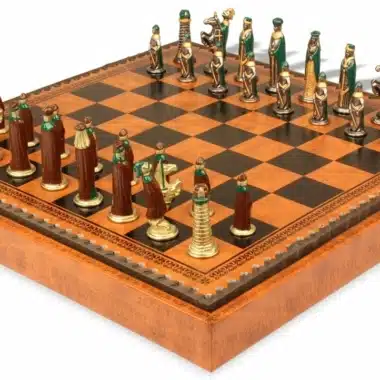 Kleines mittelalterliches Schachspiel und Schachbrett mit Aufbewahrung