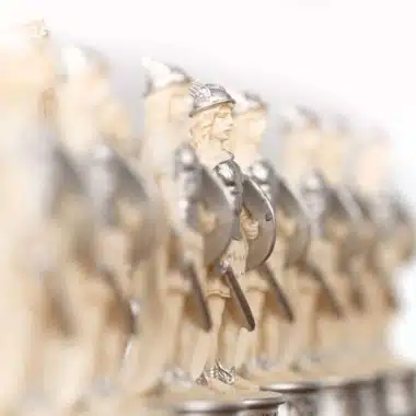 Handbemaltes Schachspiel Griechische Mythologie und Griechisches Schachbrett Schwarz und Weiß – Bild 4