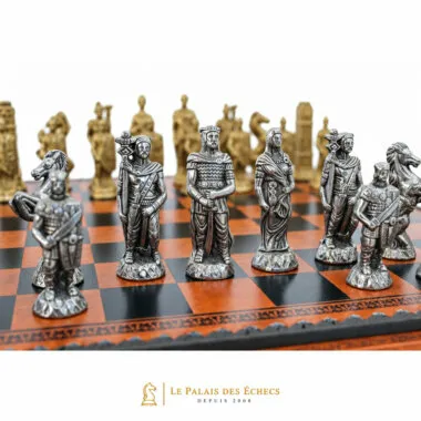 Gold- und silberfarbene Metallfiguren aufgereiht auf dem Kunstleder-Schachbrett