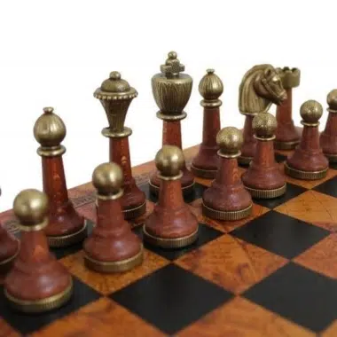 Alternative view of Braunes Schachbrett aus Kunstleder und Staunton Schachspiel aus Holz und Metall