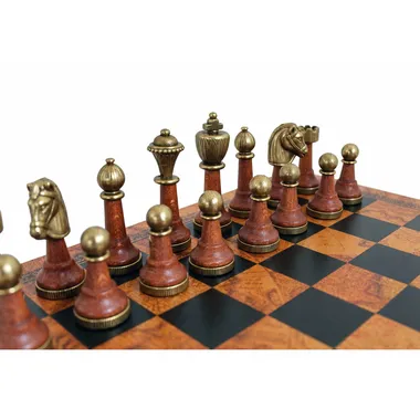 Staunton-Figuren aus braunem und goldfarbenem Holz auf den schwarzen und goldenen Feldern