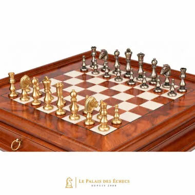 Massive Schachfiguren aus Messing in Gold und Silber auf Schachbrett aus Ulmenholz