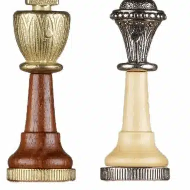 Könige aus Holz sowie gold- und silberfarbenem Metall, Detail der gravierten Spitzen
