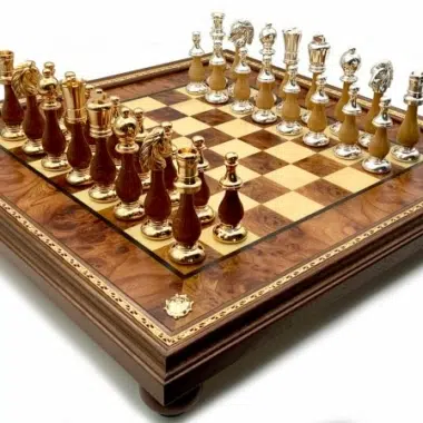 Schachspiel Grand Oriental aufgestellt auf dem Schachbrett aus Wurzelholz und Ulme